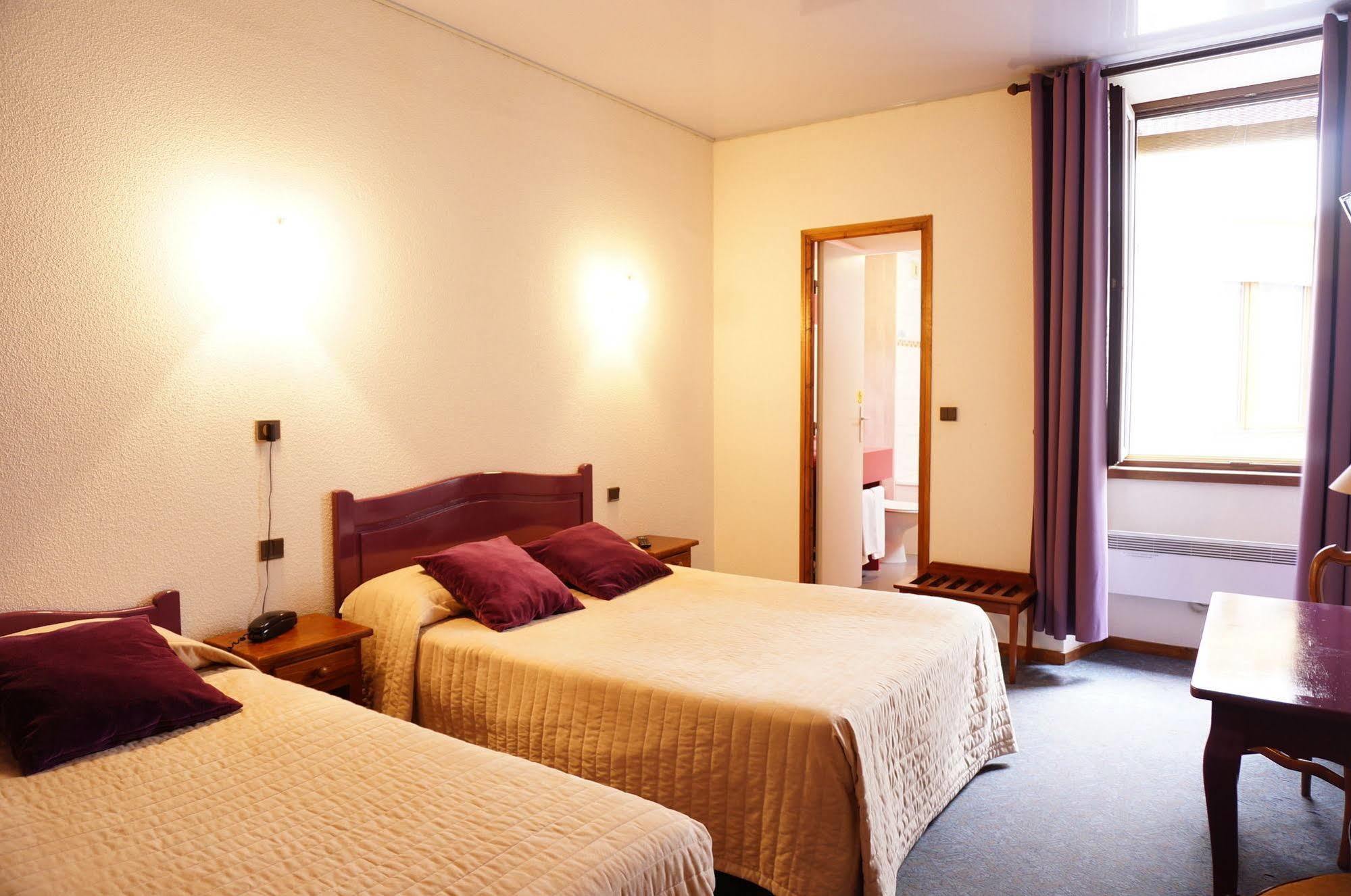 Logis Hotel Des Messageries أربويس المظهر الخارجي الصورة